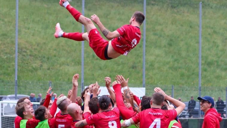 Stefan Pareiner wird von seinen Mitspielern gefeiert. © Andi Volgger