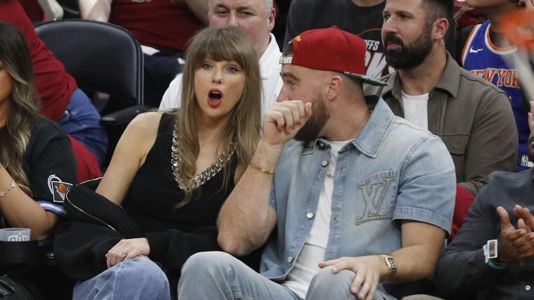 Taylor Swift und ihr Verlobter Travis Kelce beim NBA-Spiel. © ANSA / DAVID MAXWELL