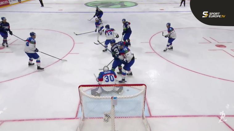 Italiens Eishockey-Nationalmannschaft kassierte am Sonntag bei der Weltmeisterschaft eine 1:4-Niederlage gegen die Slowakei. Dennoch war es für einen Crack ein ganz besonderes Match: Gabriel Nitz, der jüngste Spieler im Kader, erzielte nämlich Italiens ersten Treffer bei dieser WM. Hier gibt’s die Highlights des Matches im Video! © stol