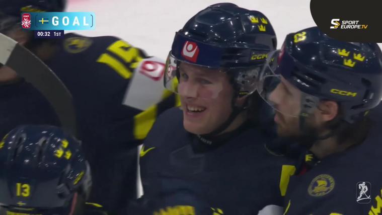 Italien hat am Freitagabend bei der Eishockey-WM in der Schweiz im fünften Spiel die fünfte Niederlage kassiert. Beim 0:3 gegen Schweden zauberten auf der Gegenseite vor allem die beiden 18-jährigen Jungstars Ivar Stenberg und Viggo Bjorck. Hier gibt es die Highlights im Video. © stol