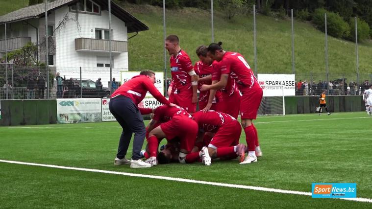 Auch an diesem Montag präsentieren wir die besten Szenen aus dem heimischen Amateurfußball. Heute: Stefan Pareiners Doppelpack beim 2:1-Sieg gegen Partschins, der Ahrntal zum Klassenerhalt in der Oberliga verhalf. Zudem haben wir die Landesliga-Duelle zwischen Gargazon und Bruneck (1:4) sowie Stegen und Lana (1:1) im Angebot. © stol