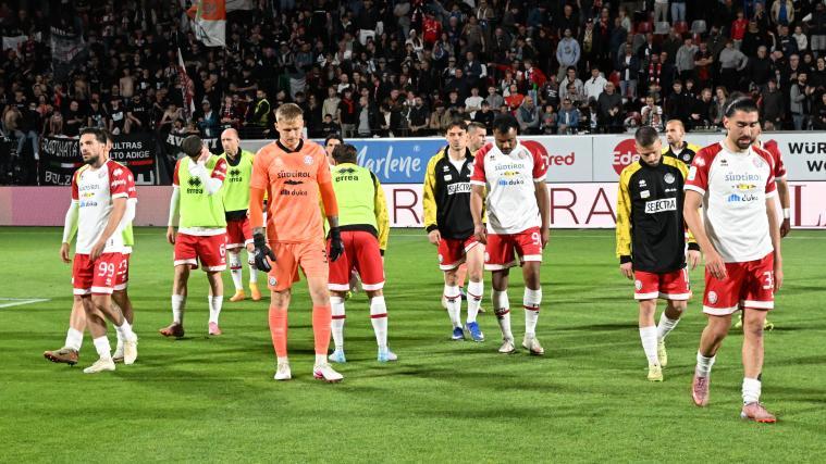 Völlig geknickt verließen die FCS-Kicker den Platz. © DLife