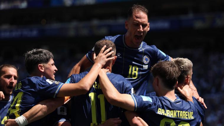 Bosnien-Herzegowina darf auf die K.o.-Runde hoffen. © APA / STU FORSTER