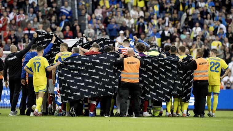 Christian ERiksen musste auf dem Feld behandelt werden. © ANSA / Bo Amstrup