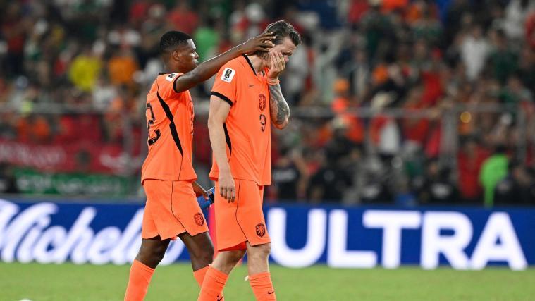 Denzel Dumfries (links) und Wout Weghorst scheiterten mit der Niederlande früh. © APA/afp / ALFREDO ESTRELLA