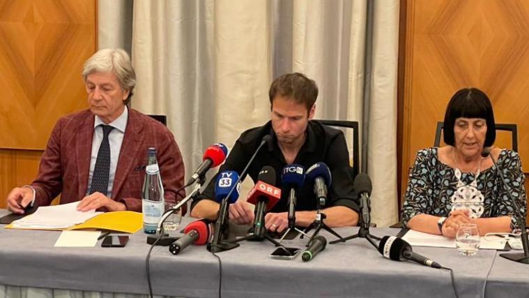 Der „Fall Schwazer“: Eine unendliche Geschichte dürfte zu Ende sein. Von links Anwalt Gerhard Brandstätter, Alex Schwazer und Managerin Giulia Mancini. © ANSA / ANSA/GNEWS