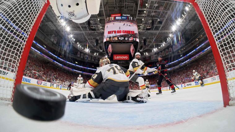 Der Puck ist drin: Jordan Staal (rechts, in schwarz) jubelt über den Treffer gegen Vegas. © APA / BRUCE BENNETT