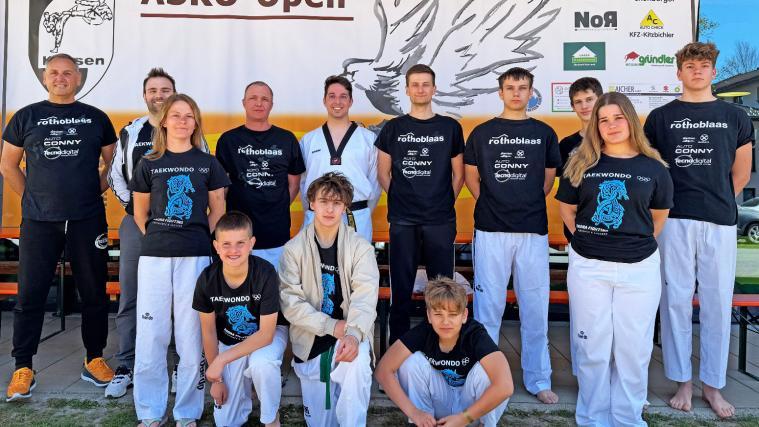 Die erfolgreichen Kampfsportler des ASV Zadra-fighting/rothoblaas mit den Trainern Markus Zadra und Gabriel Marcomin.