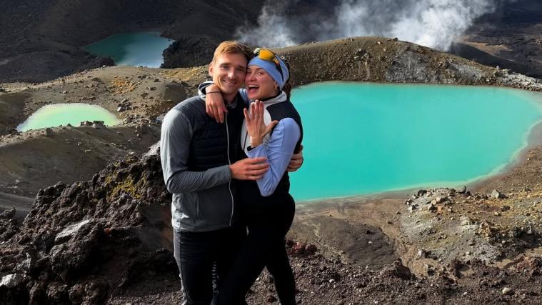 Ein Biathlon-Olympiasieger schwebt mit seiner Freundin im Liebesglück. © Social Media