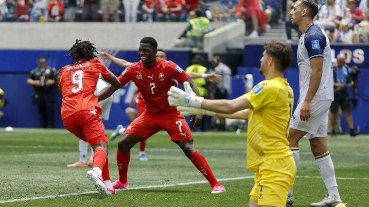 Ein Bild spricht Bände: Manzambi, Embolo und Co., die Bosner sind entsetzt. © ANSA / PETER KLAUNZER