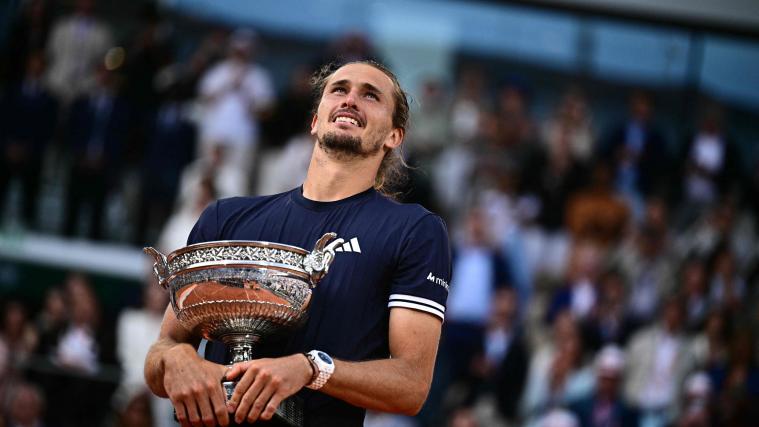 Endlich hat Alexander Zverev seine Grand-Slam-Trophäe. © APA/afp / JULIEN DE ROSA