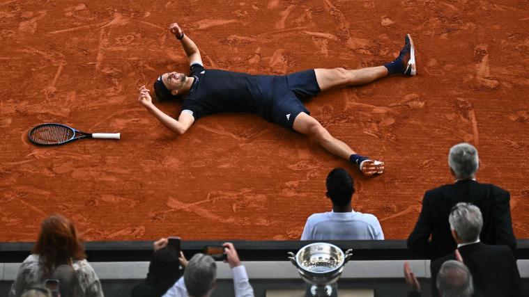 French-Open-Champion Alexander Zverev konnte sein Glück kaum fassen. © APA/afp / JULIEN DE ROSA