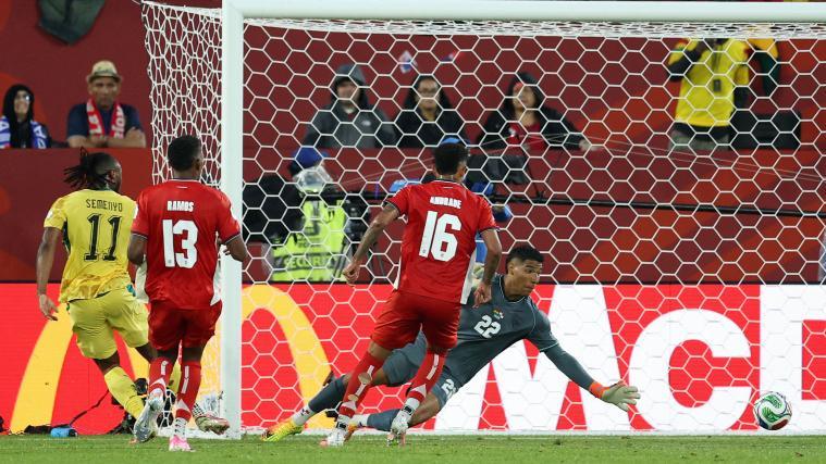 Ghana (in gelb) schlug in der Nachspielzeit zu. © APA/afp / COLE BURSTON