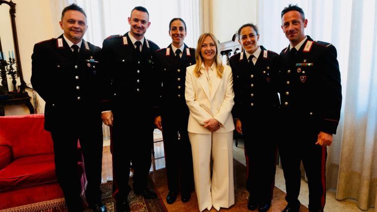 Gruppenbild mit Regierungschefin: Von links Paolo Cadoli, Dominik Paris, Lisa Vittozzi, Ministerpräsidentin Giorgia Meloni, Federica Brignone und Michel Rainer,  Kommandant des Carabinieri-Wintersportleistungszentrums in Auronzo.