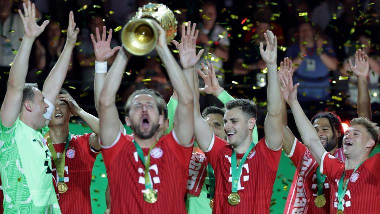 Harry Kane (Dritter von links) streckt den DFB-Pokal in die Höhe. © ANSA / CHRISTOPHER NEUNDORF