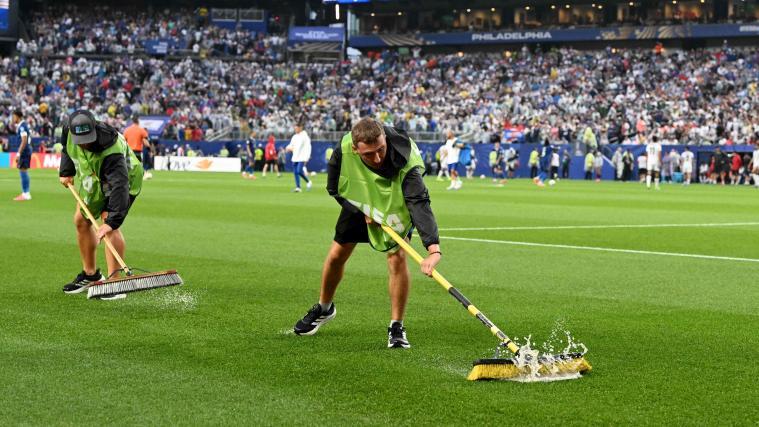 Hatten alle Hände voll zu tun: Die Greenkeeper in Philadelphia. © APA/afp / ROBERTO SCHMIDT
