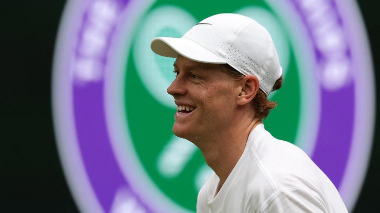 Jannik Sinner ist gut gelaunt. © AFP / ADRIAN DENNIS