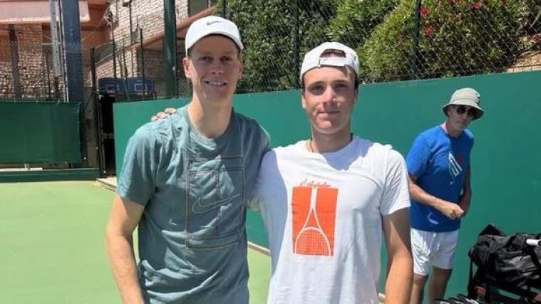 Jannik Sinner mit seinem Trainingspartner, hinten Coach Darren Cahill. © Instagram/filo_alfano