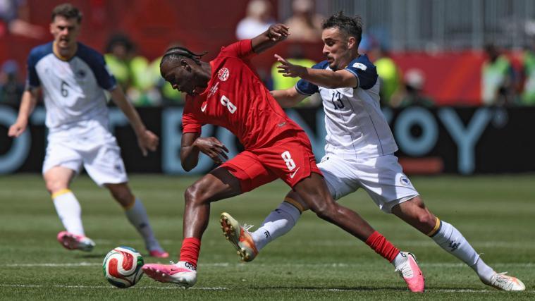 Canada's Ismael Kone (front) in a duel with Ivan Basic. © APA/afp / COLE BURSTON