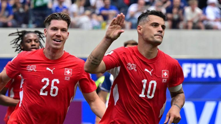 Kann die Schweiz um Kapitän Granit Xhaka auch gegen Co-Gastgeber Kanada jubeln? © APA/afp / FREDERIC J. BROWN