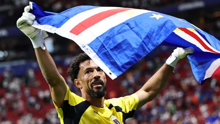 Kap-Verde-Tormann Vozinha wurde nach dem Spiel gebührend gefeiert. © ANSA / RONALD WITTEK