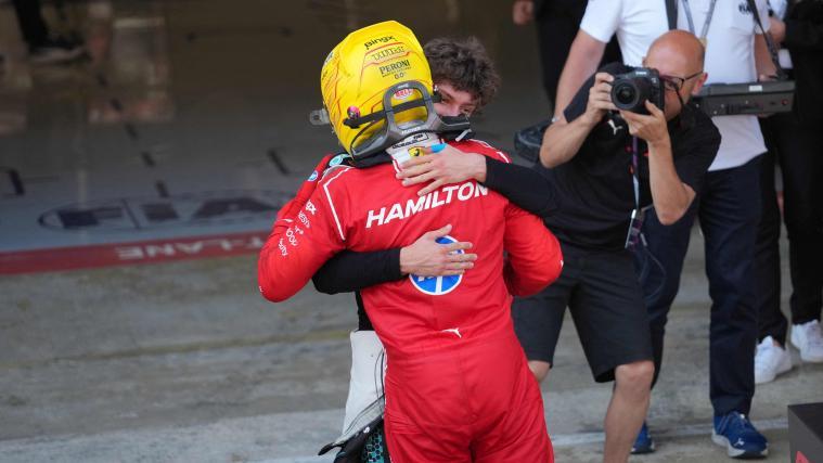 Kimi Antonelli gratulierte Lewis Hamilton zu dessen ersten Sieg bei Ferrari. © APA/afp / MANAURE QUINTERO