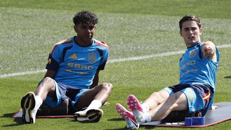 Lamine Yamal, hier mit Mitspieler Gabi (r.), muss sich noch gedulden. © ANSA / SERGIO PEREZ