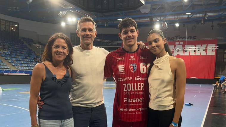 Max Prantner (Zweiter von rechts) mit Freundin Noemi Diaz De Villegas Labrado (rechts) und seinen Eltern Judy und Jürgen .