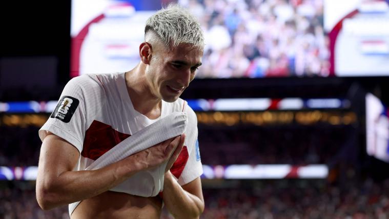 Mert Müldür vergießt bittere Tränen nach dem WM-Aus seiner Türkei. © APA / RICHARD HEATHCOTE