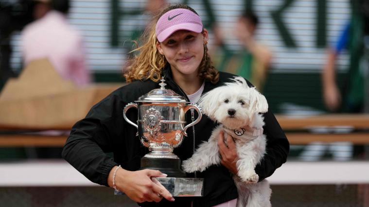 Mirra Andrejewa mit dem Siegerpokal und ihrem Hund „Rusty“. © APA/afp / DIMITAR DILKOFF