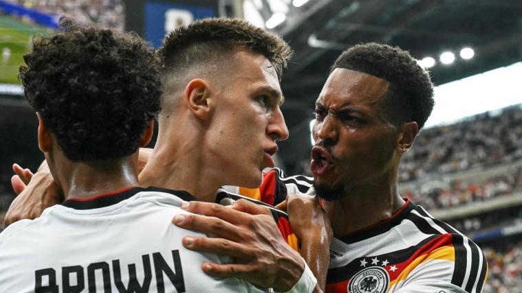Nathaniel Brown und die deutsche Elf liegen gegen Curacao vorne. © APA/afp / RONALDO SCHEMIDT
