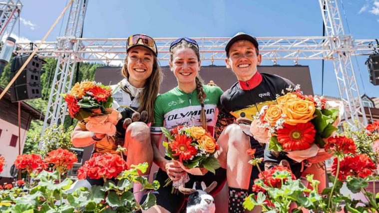 Rosa van Doorn, Claudia Peretti und Paula Gorycka Kurmann (v.l.n.r.) freuen sich nach dem erfolgreichen Rennen. © wisthaler.com / Harald Wisthaler