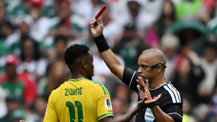 Red card: Referee Wilton Pereira Sampaio issued three dismissals. © APA/afp / CARL DE SOUZA