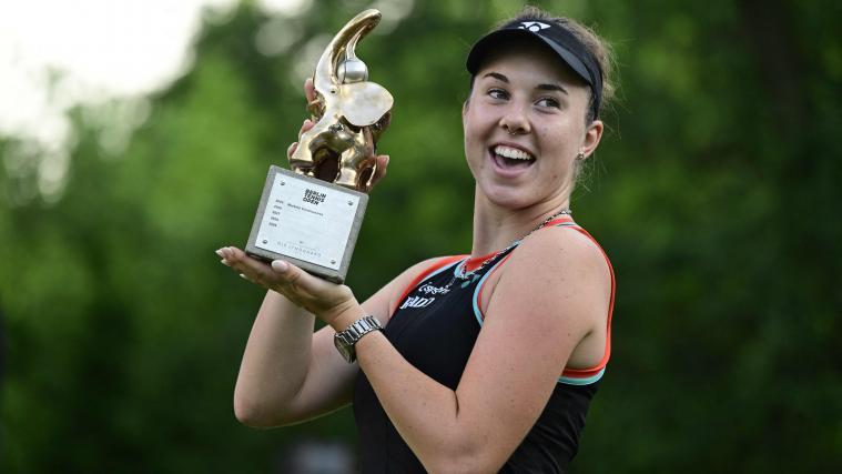So sieht eine Siegerin aus: Linda Noskova triumphierte in Berlin. © APA/afp / JOHN MACDOUGALL
