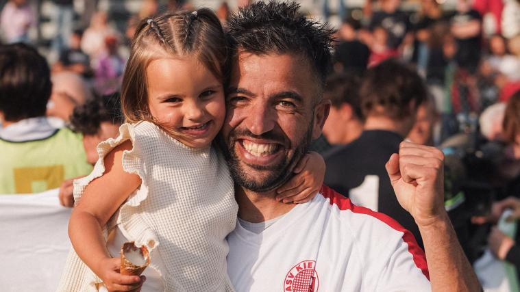 Beaming from ear to ear: Martin Ritsch with his daughter Mia. © T. Debelyak