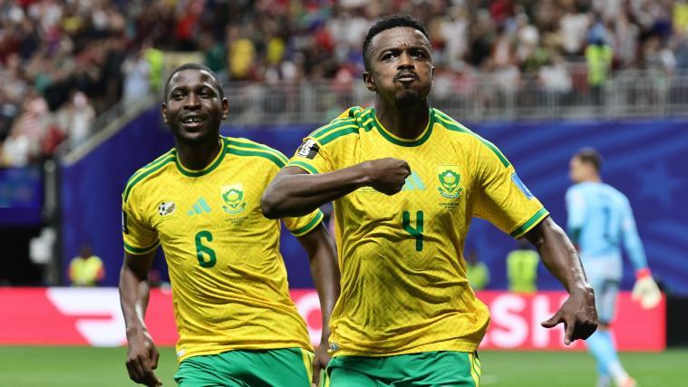 Teboho Mokoena (r.) sicherte Südafrika den ersten WM-Punkt. © ANSA / RONALD WITTEK