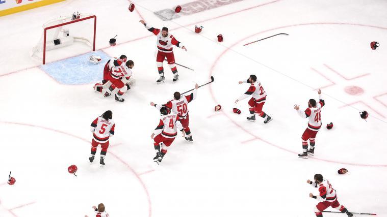 Unbändiger Jubel: Die Carolina Hurricanes haben den Stanley Cup gewonnen. © APA / SEAN M. HAFFEY