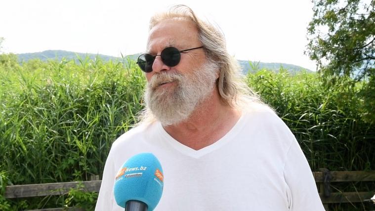 In Kaltern hatte sich die Deutsche Mannschaft 1990 auf die WM in Italien vorbereitet, damals gab es ein Happy End mit WM-Titel. Heute muss hingegen das Aus im Sechszehntelfinale im Elfmeterschießen gegen Paraguay verdaut werden. Reporter Ivo Zorzi hat sich am Camping St. Josef am Kalterer See unter den deutschen Gästen umgehört. © stol