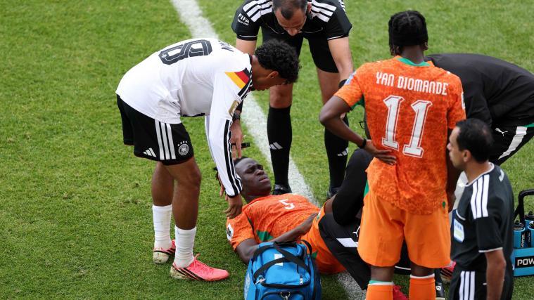 Wilfried Singo hatte sich nach einem Zweikampf mit Kai Havertz  verletzte. © APA / MEGAN BRIGGS