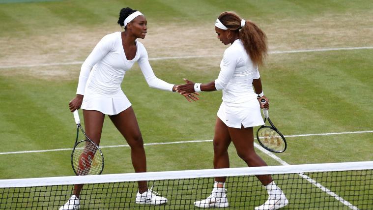 Zehn Jahre nach diesem Foto werden Venus und Serena Williams wieder gemeinsam in Wimbledon aufschlagen. © APA/afp / ANDREW COWIE
