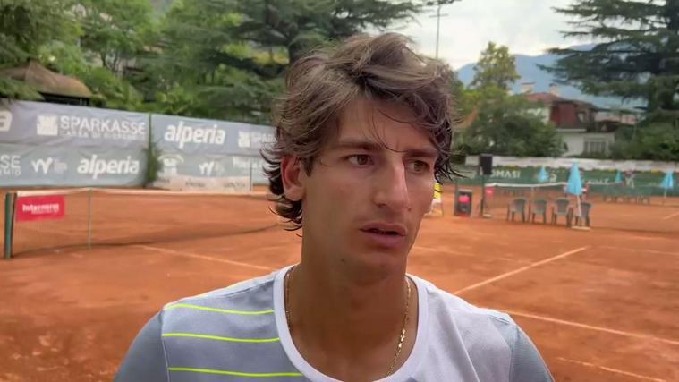 Alexander Weis' Traum vom Titel daheim ist geplatzt: Der 29-jährige Bozner (ATP 587) verlor das Halbfinale des 30.000-Dollar-Turniers in seiner Heimatstadt gegen den Österreicher Sebastian Sorger  in zwei Sätzen (SportNews berichtete). Es war ein harter Fight gegen einen starken Gegner – und das bei fast 40 Grad Außentemperatur. Völlig erschöpft stellte sich Südtirols zweitbester Tennisspieler hinter Jannik Sinner hier im Video den Interview-Fragen. © stol