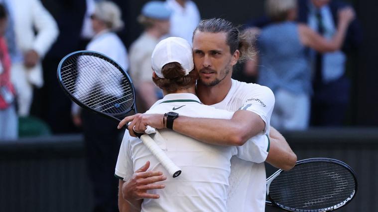 Alexander Zverev gratuliert Jannik Sinner. © APA/afp / HENRY NICHOLLS