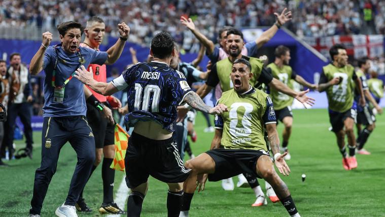 Alle stürmen auf Lionel Messi zu. © APA/afp / THOMAS COEX