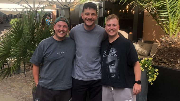 Andreas Nicoletti (Mitte) mit seinen Rettungsengeln Benjamin (links) und Florian Kögl (rechts).