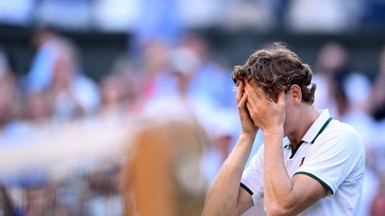 Nach seinem zweiten Karriere-Triumph in Wimbledon wartete auf Jannik Sinner ein wahrer Interviewmarathon. Dabei nahm er sich auch kurz Zeit, um mit unserem Redakteur Stefan Peer zu plaudern – natürlich im feinsten Südtiroler Dialekt. Hier hören Sie, was Sinner zu seinem Wimbledon-Sieg sagt. © stol
