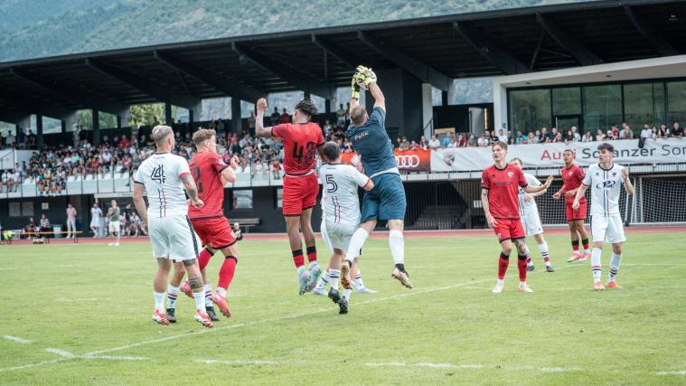 Bereits im vergangenen Jahr stand ein Testspiel zwischen dem FCI (in Rot) und einer VinschgauAuswahl an: Das Match endete mit 2:1 für die Profis.
