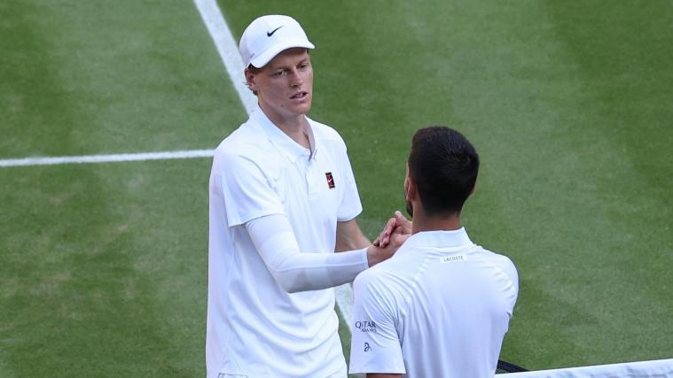 Bereits vor einem Jahr standen sich Jannik Sinner und Novak Djokovic im Halbfinale von Wimbledon gegenüber. © ANSA / ADAM VAUGHAN