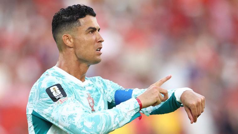 Cristiano Ronaldo steht im Mittelpunkt einer großen Sinnfrage. © APA/afp / COLE BURSTON