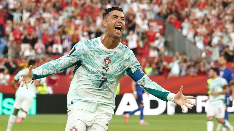 Cristiano Ronaldo will ins Viertelfinale. © APA/afp / COLE BURSTON