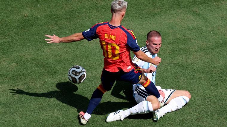 Dani Olmo bekam im WM-Finale ordentlich auf die Socken. © APA / KEVIN C. COX